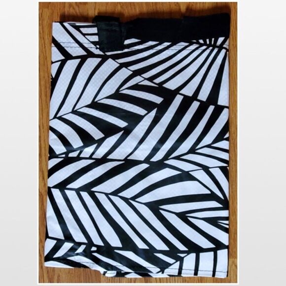 New Oversized Double-handle Black & White Tote - Picture 8 of 10